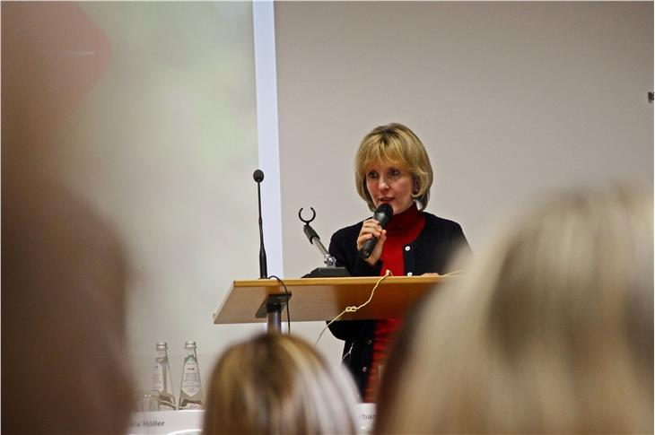 "Il legame fa la forza", il titolo del convegno al quale ha preso parte oggi l'assessora provinciale alla famiglia, Waltraud Deeg (Foto:ASP/Greta Stuefer)
