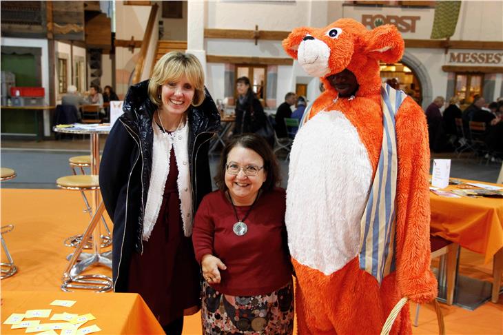 L'assessora Waltraud Deeg con la direttrice Brigitte Waldner e la mascotte della fiera Frilli ha visitato gli stand della Fiera del volontariato (Foto: ASP/Greta Stuefer)