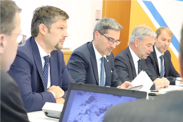 Conferenza stampa presso il Centro della Protezione civile a Bolzano: (da sin.:) assessore Alfreider, presidente della Provincia, Kompatscher, assessore Schuler, direttore di dipartimento Unterweger (Foto: ASP/Maja Clara)