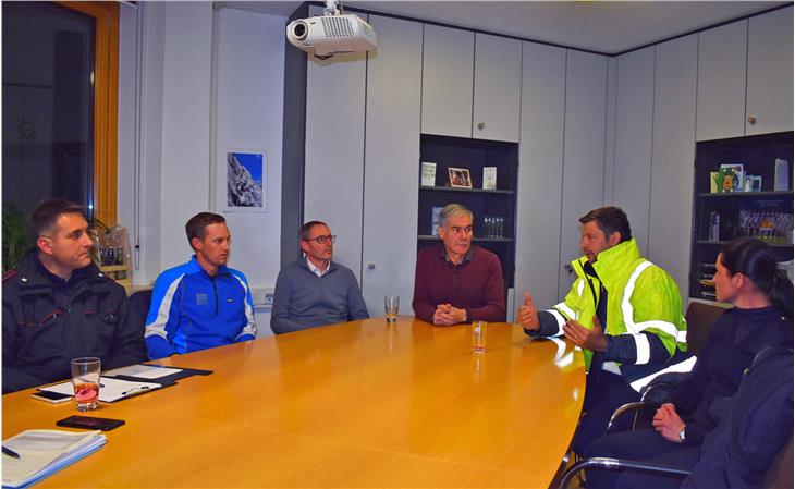Sopralluogo dell’assessore alla mobilità, Daniel Alfreider, a Laces lungo la strada statale della Val Venosta dove si sono verificati alcuni smottamenti (Foto: ASP/Helga Morandell)