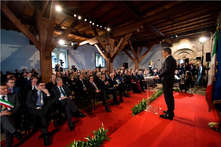 Il presidente Kompatscher durante il discorso a Castel Tirolo (Foto: ASP/Daldos)