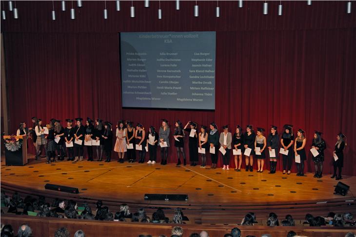 202 alunne e alunni della scuola professionale per professioni sociali hanno ricevuto il loro diploma. (foto: ASP/Greta Stuefer)