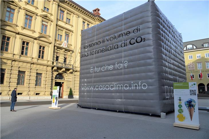Il cubo per il clima installato in piazza Magnago, a Bolzano (Foto: ASP/Thomas Laconi)