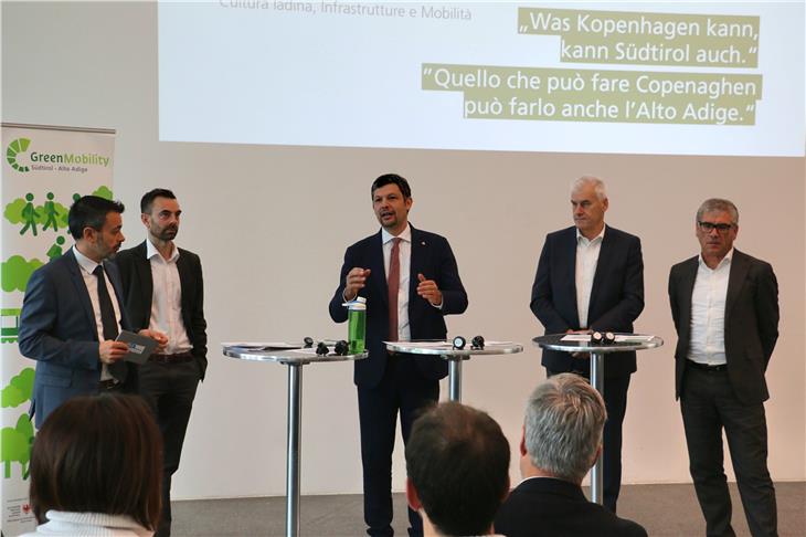 La presentazione delle misure della ciclabilità: Daniel Alfreider (al centro) con, da sx, il direttore della STA Joachim Dejaco, Harald Reiterer, Luis Kröll e Andreas Schatzer (foto ASP)