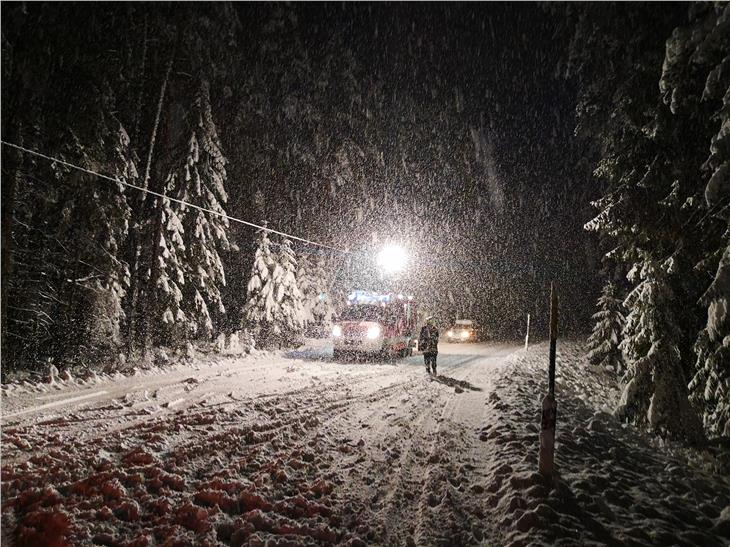 La nevicata di metà novembre (nella foto a Falzes) ha provocato problemi a viabilità e protezione civile (Foto: Vigili del fuoco volontari)