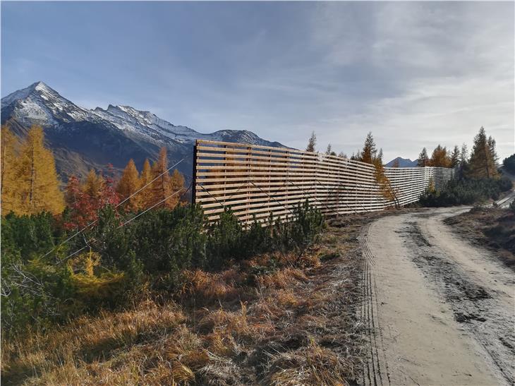 Gli elementi in legno delle barriere paravalanghe riparati all'alpeggio Moaralm (Foto: ASP/Ufficio bacini montani Est)