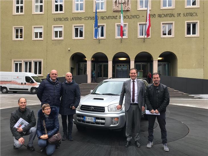 L'assessore Bessone e il sindaco D'Angelo (a sinistra e destra del veicolo) durante la consegna avvenuta a Bolzano (Foto: ASP)