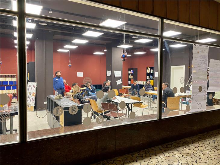 Seduta comune allo spazio DRIN di Bolzano per le Consulte giovani dei tre gruppi linguistici (Foto: ASP/Thomas Hofer)