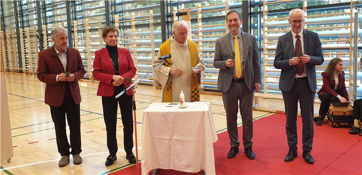 Padre Pater Paul Hofer (al centro) ha benedetto l'edificio. (Foto: ASP/Anna Pitarelli)