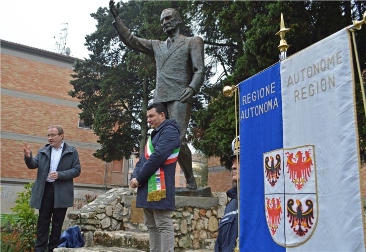 L'assessore Claudio Cia (1° a sin.) ed il sindaco di Matera, Raffaello De Ruggieri con il gonfalone della Regione nel corso della cerimonia (Foto: ASP)