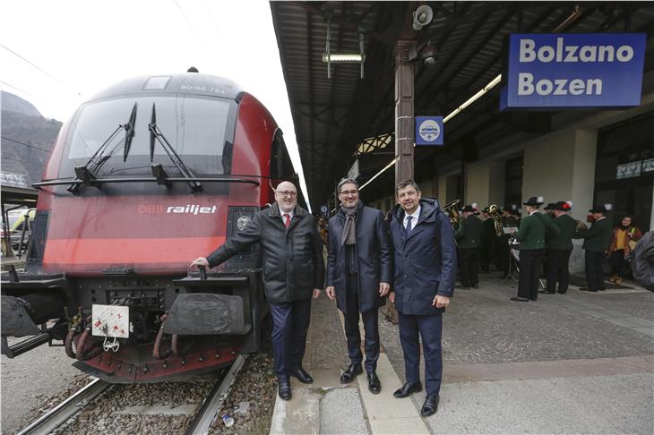 L'arrivo del Railjet a Bolzano: da sx Mättha, Kompatscher e Alfreider (foto ASP/Oskar Verant)