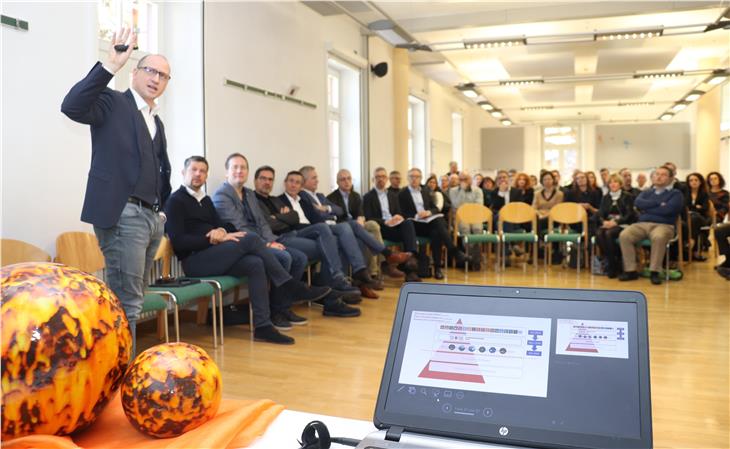 Giunta, amministrazione ed esperti di cambiamento climatico a caccia di soluzioni da applicare subito (foto ASP/Guido Steinegger)