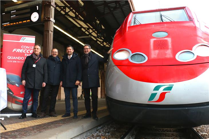 La presentazione ufficiale del treno diretto per Milano: da sx Lo Piano, Hopfinger, Alfreider e Kompatscher (foto ASP/Roman Clara)