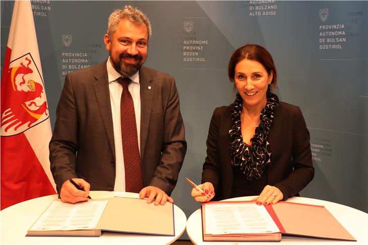 Alexander Steiner e Sabrina Zullo firmano il protocollo d'intesa fra Provincia di Bolzano e tsm (Foto: ASP/Michele Bolognini)