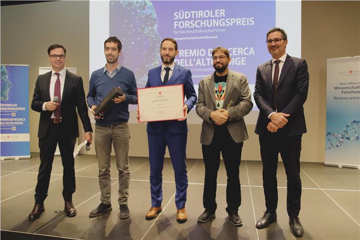 La premiazione: da sinistra Vito Zingerle, direttore della Ripartizione Innovazione, ricerca e università, Georg Niedrist, Erwin Rauch, Marco Montali e il presidente Arno Kompatscher (foto ASP/Silvia Fabbi)