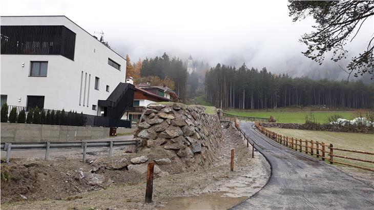 La zona di Mühler sarà più sicura (sx sullo sfondo Castello Neuhaus, al centro il passaggio pedonale, a destra il nuovo accesso al Baustadlhof (foto ASP/Bacini montani Est)