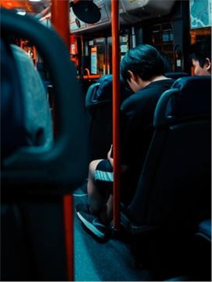 Le linee del Nightliner al servizo dei giovani sono circa 40 (foto Unsplash)