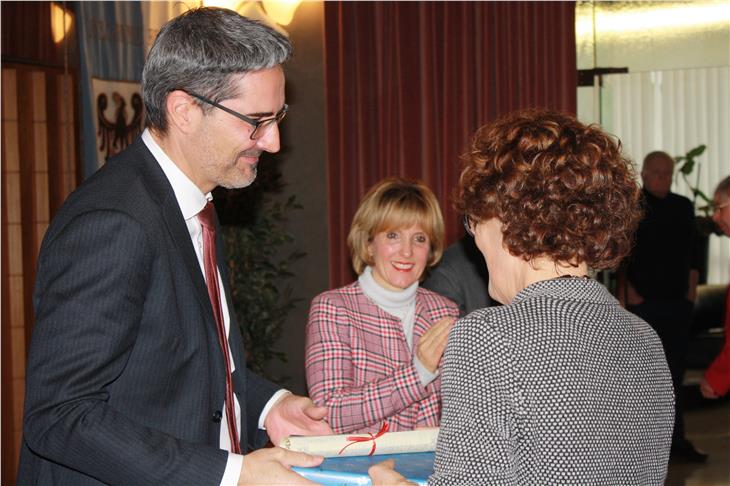 Il presidente Arno Kompatscher e l'assessora Waltraud Deeg consegnano il diploma ad una dipendente della Regione (Foto: ASP/Franco Grigoletto)
