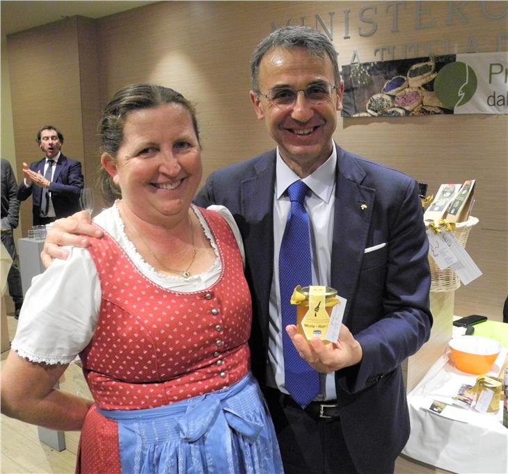 I prodotti di Monika Schwembacher (nella foto con il ministro Sergio Costa) hanno ricevuto ottima accoglienza a Roma (foto ASP)