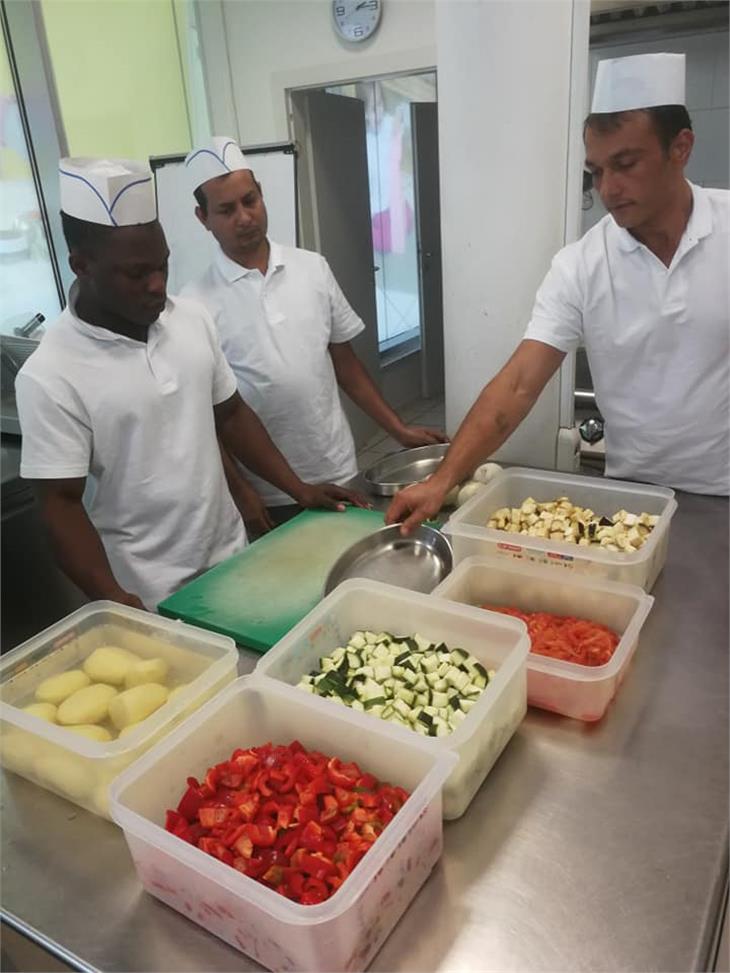I partecipanti al corso "Il lavoro di base in cucina" hanno imparato a lavorare nelle imprese di ristorazione della provincia di Bolzano (Foto: ASP/Change)