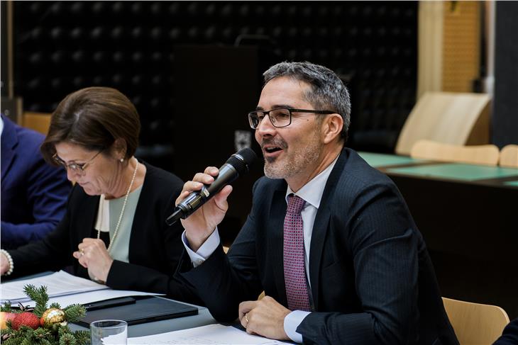 Il presidente della Provincia Arno Kompatscher ha illustrato il suo bilancio del 2019 e le sue visioni sul 2020 (foto ASP/Claudia Corrent)