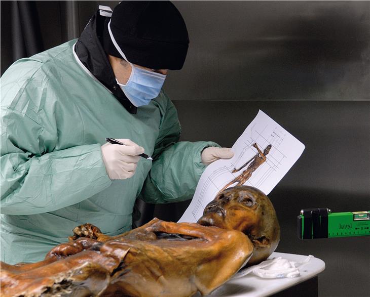 Come nel caso di Ötzi, la ricerca scientifica verrà messa al centro dell'attività dei musei in Alto Adige (Foto: Museo Archeologico/Samaldelli /Staschitz)