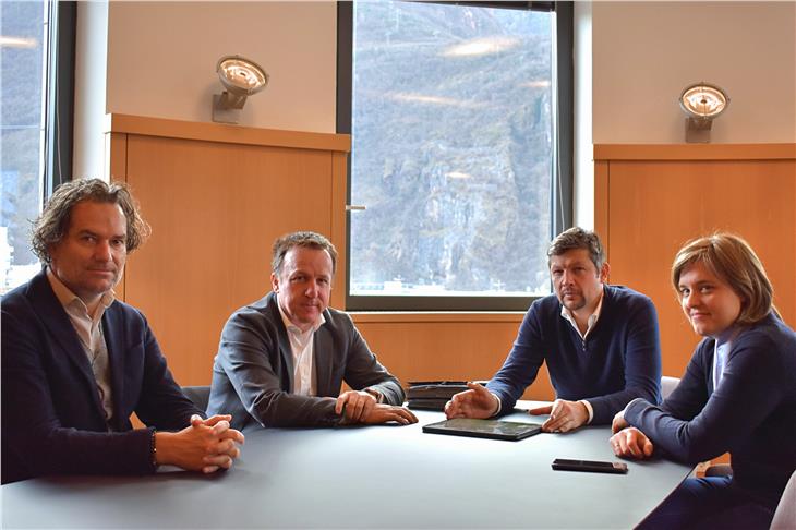 Il responsabile della "Sexten Dolomiten AG" Mark Winkler, Thomas Walch (Hgv), l'assessore Daniel Alfreider e la direttrice Karin Brenner (Foto: ASP)