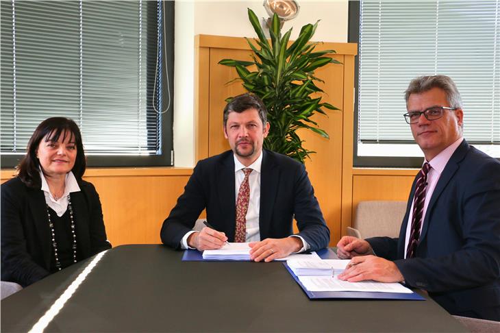 Alfreider e Morandi, con la direttrice Petra Piffer, firmano il contratto di servizio per la concessione decennale a SASA del servizio di bus di linea urbani (Foto: ASP)