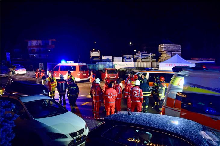 Intervento su larga scala delle forze di emergenza in seguito al tragico incidente in cui hanno perso la vita sei giovani tedeschi. (Foto: VVF volontari Lutago)