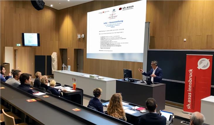 L'assessore Thomas Widmann ha organizzato una serata informativa per gli studenti di medicina dell'Università di Innsbruck (Foto: ASP)