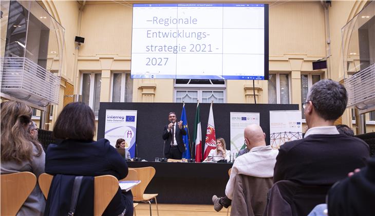 La presentazione delle linee guida 2021-27 a Palazzo Widmann a ottobre 2019 con il presidente Kompatscher (foto ASP)