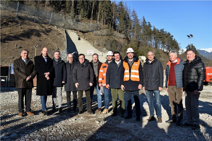 L'assessore Daniel Alfreider con la squadra che sta portando avanti i lavori e i sindaci della val Badia (foto ASP/Roman Clara)