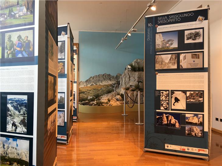 La mostra tematica “Dolomiti, immagini di un patrimonio” UNESCO ospitata attualmente presso il Centro visite del Parco naturale Tre Cime a Dobbiaco (Foto: Parchi naturali)