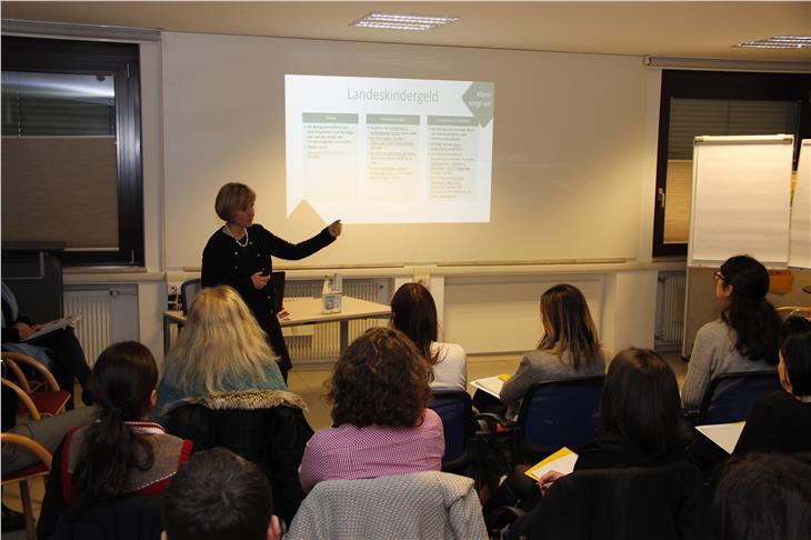 L'assessora Deeg durante uno degli incontri del primo ciclo di "La mamma pensa al futuro" (Foto: ASP)