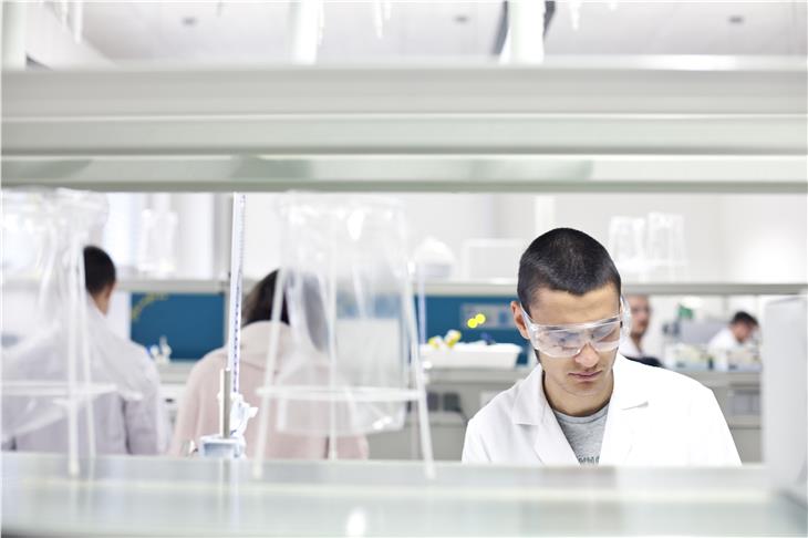 Un ricercatore in laboratorio (foto ASP/unibz)