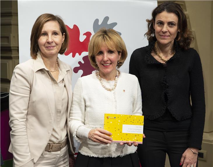Le assessore Fischer, Deeg e Segnana con lo studio "Le donne nell'Euregio" (Foto: ASP/Barbara Franzelin)