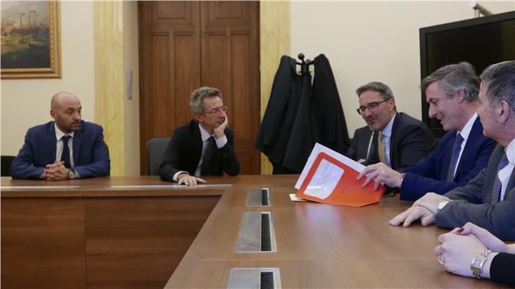 Al centro il ministro Gaetano Manfredi durante il confronto con il presidente Kompatscher e l'assessore Thomas Widmann (Foto ASP/Holzer)