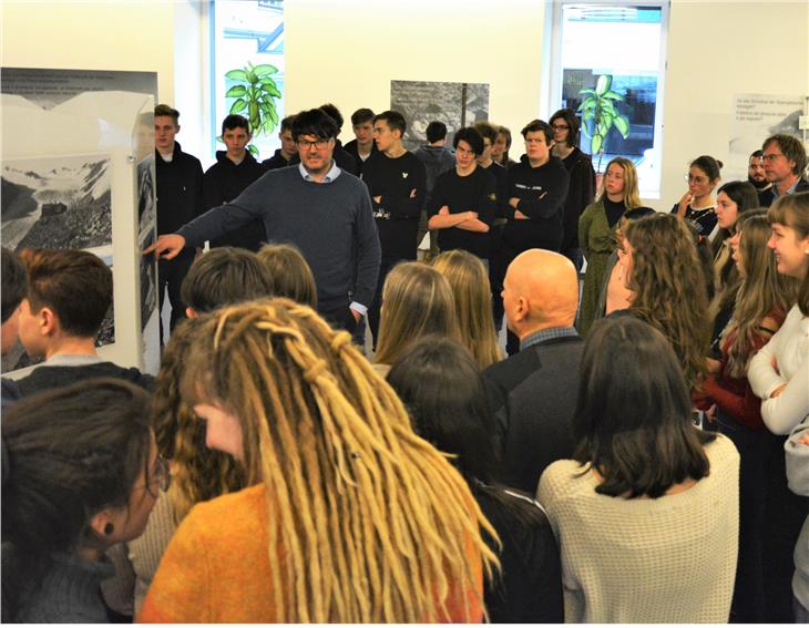 Roberto Dinale spiega gli efetti dei cambiamenti climatici sui ghiacciai agli studenti in visita alla mostra Goodbye Glaciers (Foto: ASP/Jutta Kußtatscher)