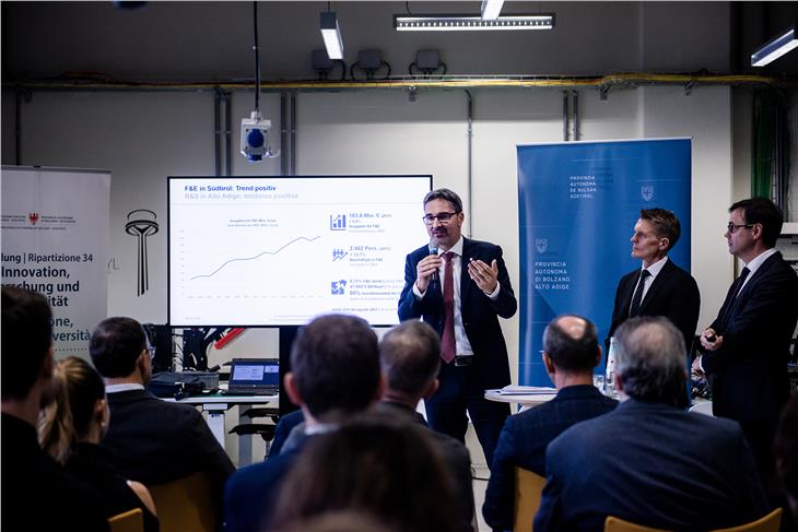 Il presidente Kompatscher (sx) illustra gli obiettivi della nuova strategia per l'innovazione con i direttori di Dipartimento Stofner e di Ripartizione Zingerle (foto ASP/Claudia Corrent)