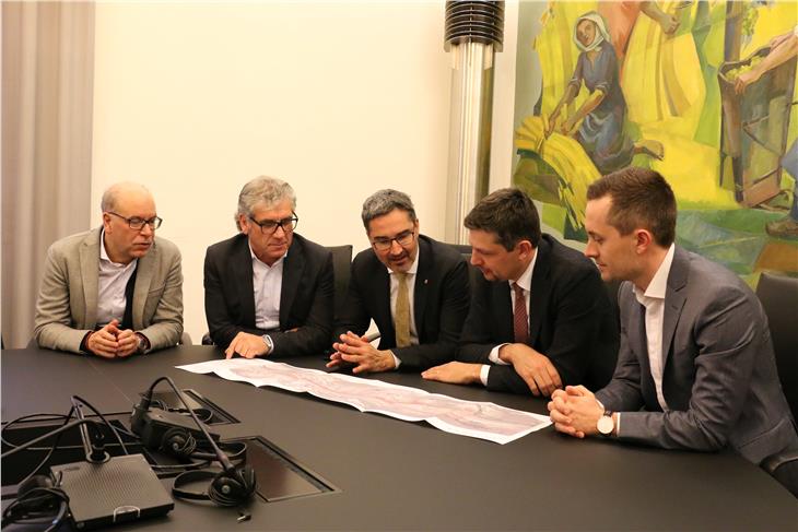 Approvata dalla Giunta la convenzione con la A22 per la realizzazione della circonvallazioen di Varna. Nella foto da sin. Valentino Pagani, Andreas Schatzer, il presidente Arno Kompatscher, l'assessore Daniel Alfreider, Dietmar Pattis (Foto: ASP)