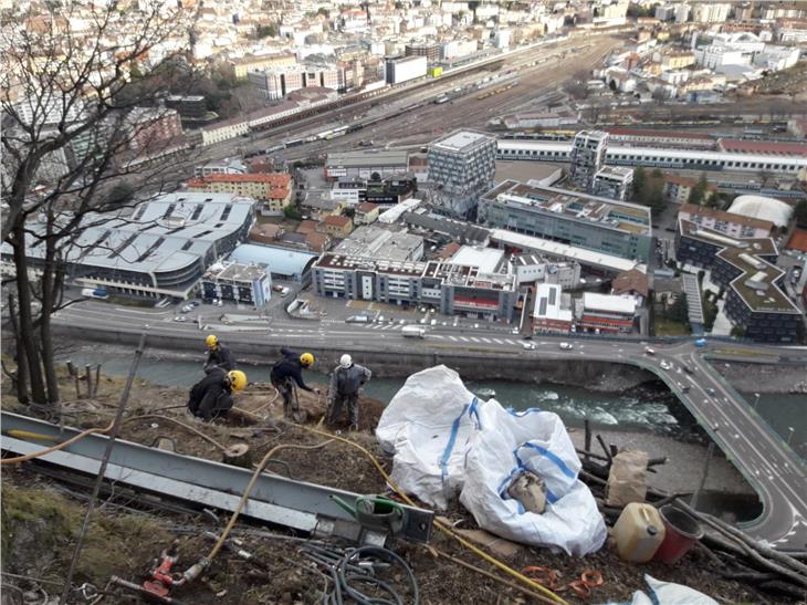 Operai al lavoro sulla parete del Virgolo, a Bolzano (Foto: ASP)