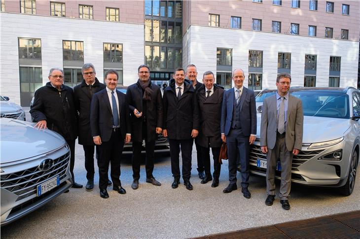 La consegna delle chiavi delle auto. Da dx Klauser, Ruijters, Costa, Peter Mölgg (GKN Sinter Metals), Alfreider, Kompatscher, Crespi, Francesco Morandi (SASA) e Walter Huber (IIT). (Foto: Oliver Oppitz)