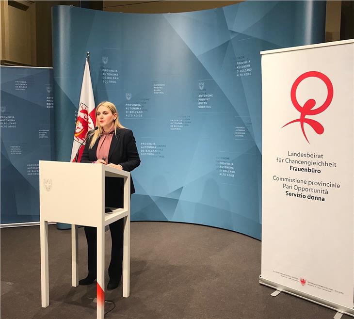 La presidente della Commissione provinciale pari opportunità Ulrike Oberhammer presenta il programma 2020 delle attività. (Foto: ASP/Astrid Pichler)