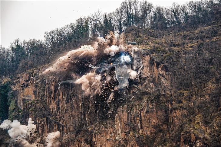 Il momento dello scoppio che ha fatto brillare la roccia pericolante sul Virgolo (Foto: ASP/Peter Daldos)