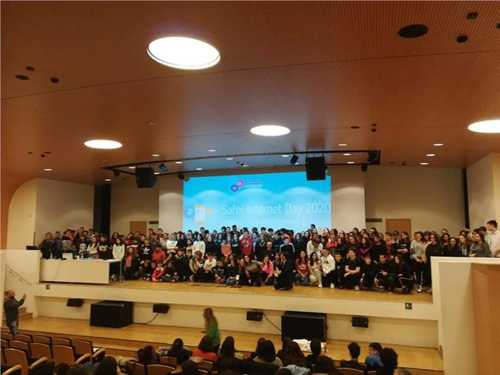 L'incontro sul cyberbullismo a Bolzano al quale hanno partecipato 300 ragazzi (Foto: ASP)
