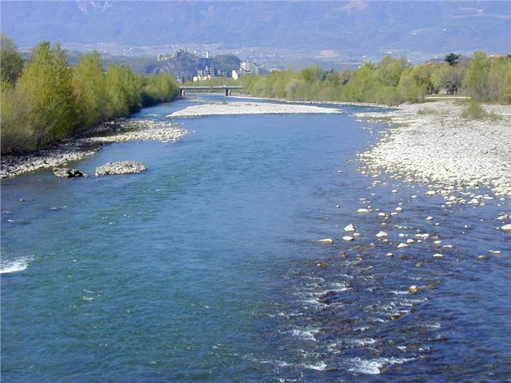 Il Piano tutela acque indica misure per la qualità dei corpi idrici, nella foto il fiume Isarco a Bolzano, e strategie per un utilizzo sostenibile della risorsa acqua. (Foto: Agenzia ambiente e tutela clima)