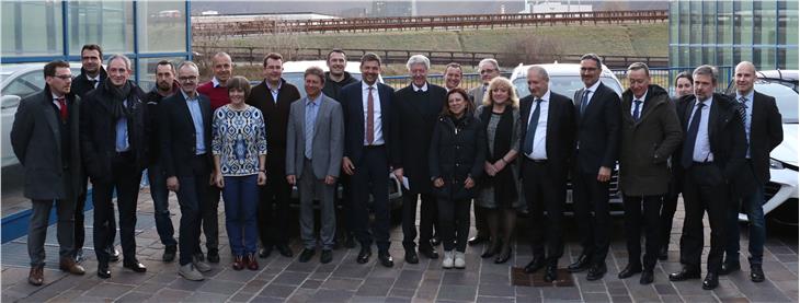 La ministra Paola De Micheli, al centro, con le autorità nel corso della visita al Centro idrogeno di Bolzano (Foto: ASP)