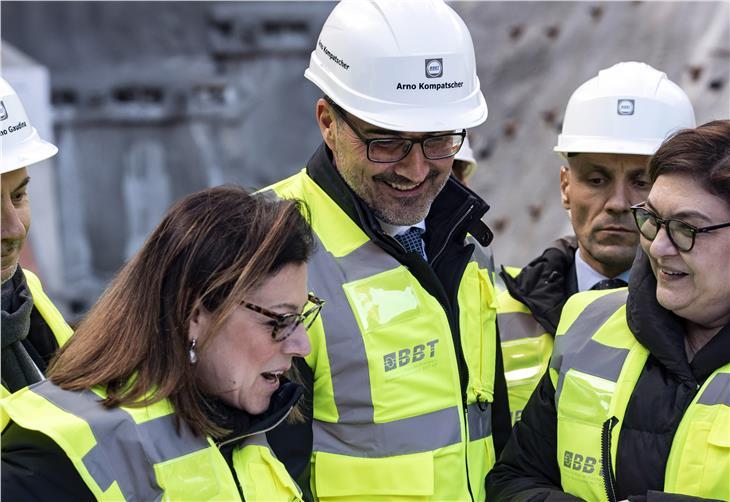 Il presidente Arno Kompatscher con la ministra Paola De Micheli in visita al cantiere BBT di Fortezza (Foto: ASP/Ivo Corrà)