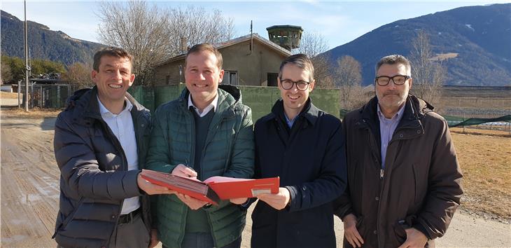 Convenzione per zona ricreativa a Naz-Sciaves: Helmut Plaickner (vicesindaco), Massimo Bessone, Alexander Überbacher e Maximilian Dusini (Ufficio patrimonio) (Foto: ASP/Anna Pitarelli)