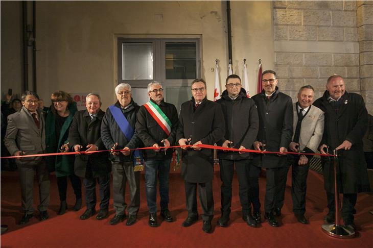 Taglio del nastro per lo spazio espositivo dedicato ad Andreas Hofer con i presidenti di Tirolo, Alto Adige e Trentino (Foto: Land Tirol/Die Fotografen)
